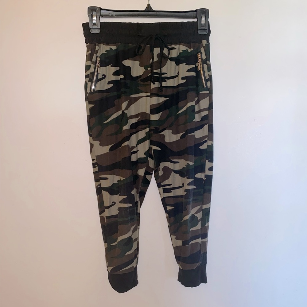 LA12ST - Juniors Camo Super Soft Capri Joggers (Size: Medium)